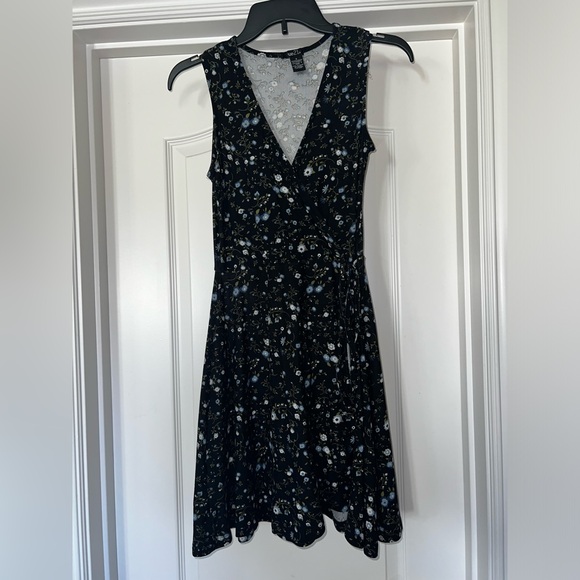 Rue21 Dresses & Skirts - Women’s Small Sleeveless Black and Blue Floral Spring Mini Dress!